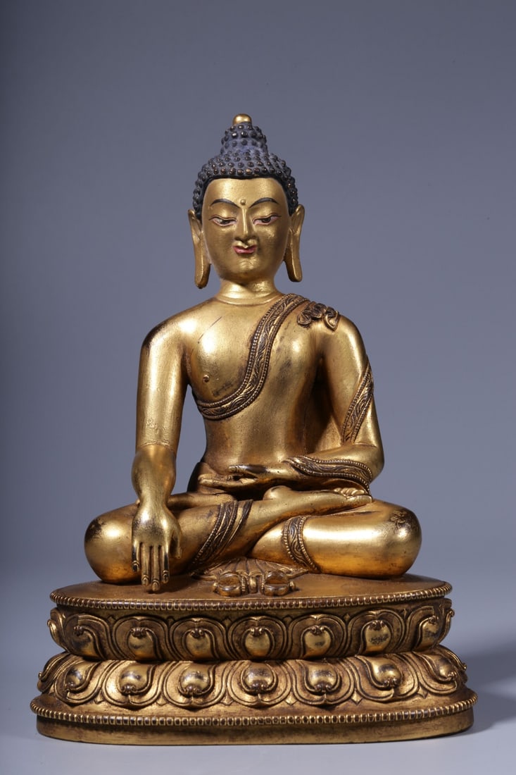 An Exquisite Gilt Bronze Statue of Sakyamuni: An Exquisite Gilt Bronze Statue of Sakyamuni Qing Dynasty, China Size:15.5cmx11cmx8cm Weight:968g (The Dimensions Of All Batches Are Manually Measured.If You Need More Detailed Information, Please Con