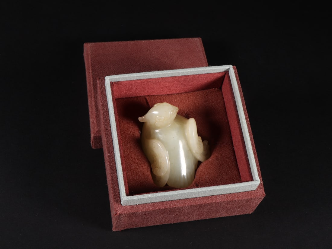 An Exquisite White Jade Bird Ornament: An Exquisite White Jade Bird Ornament Han Dynasty, China Size:6cmx4.8cmx4.2cm Weight:123g (The Dimensions Of All Batches Are Manually Measured.If You Need More Detailed Information, Please Contact Our
