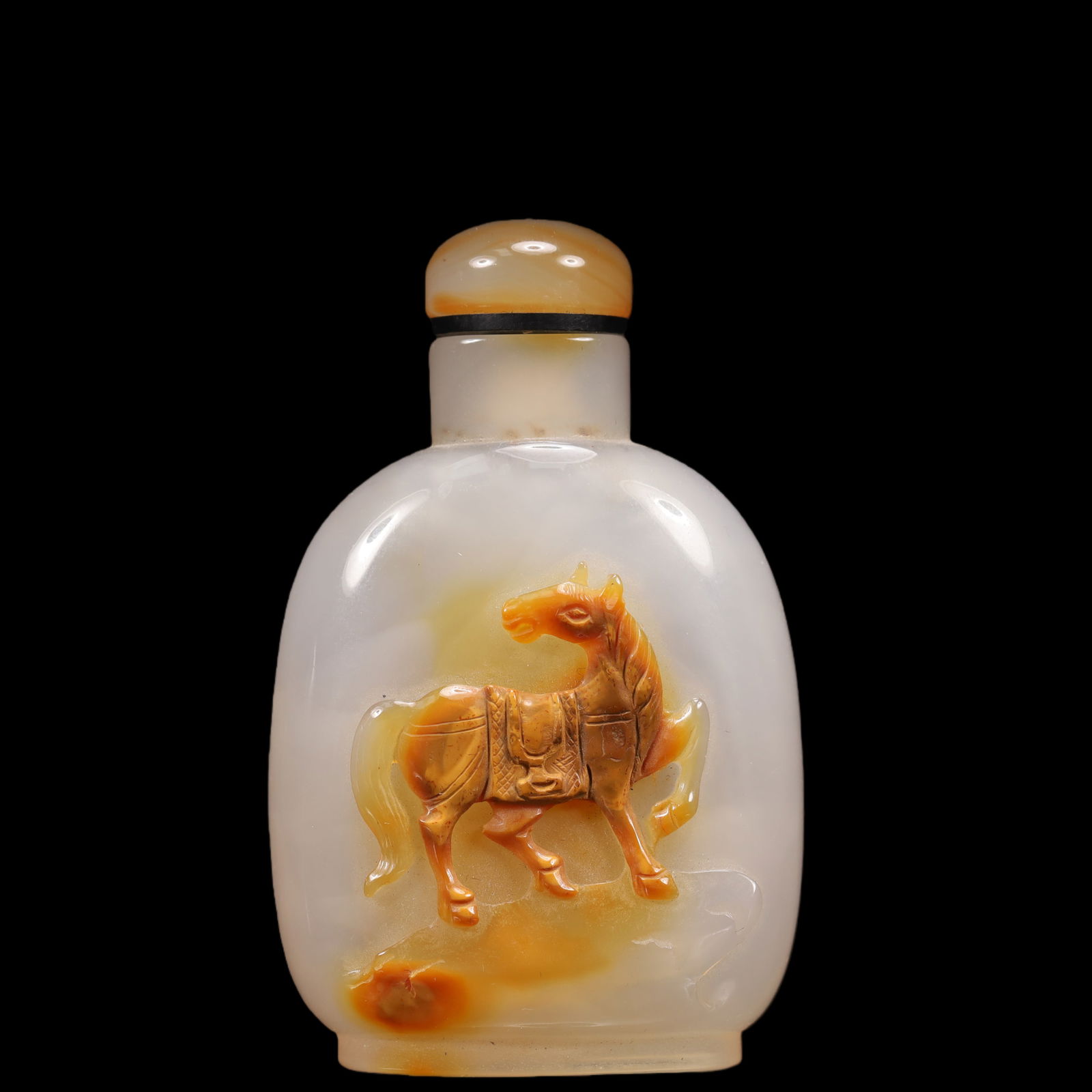 An Exquisite Agate Horse Pattern Snuff Bottle: An Exquisite Agate Horse Pattern Snuff Bottle Qing Dynasty, China Size:5cmx2cmx7.5cm Weight:65g (The Dimensions Of All Batches Are Manually Measured.If You Need More Detailed Information, Please Conta
