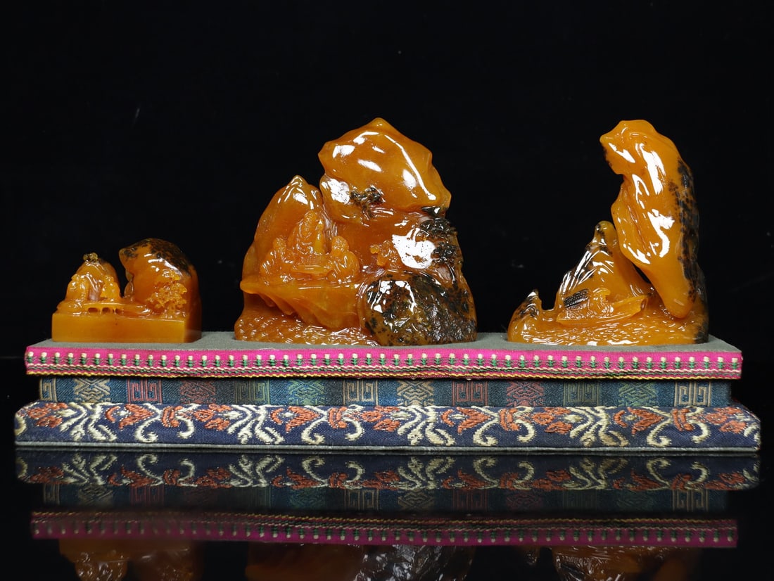 An Exquisite Tianhuang Stone Character and Story Pattern Ornament: An Exquisite Tianhuang Stone Character and Story Pattern Ornament Qing Dynasty, China Size:16cmx34cmx7cm Weight:863g (The Dimensions Of All Batches Are Manually Measured.If You Need More Detailed