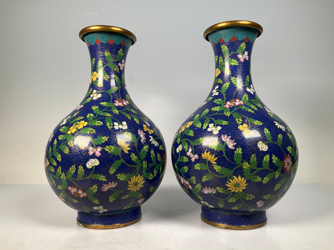 A Pair of Exquisite Cloisonne Flower Pattern Vase: A Pair of Exquisite Cloisonne Flower Pattern Vase the Republic of China Size:24cm Weight:636g (The Dimensions Of All Batches Are Manually Measured.If You Need More Detailed Information, Please Contact