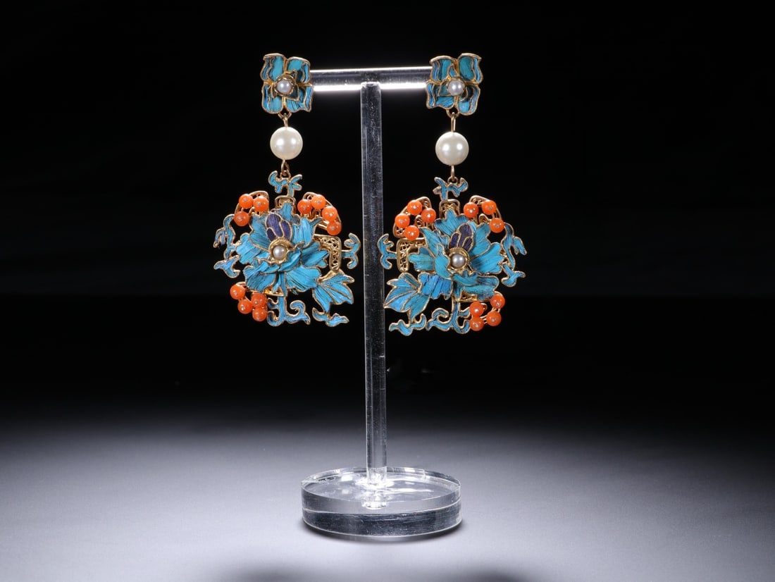 An Exquisite Gilt Bronze Inlaid Gems Earrings: An Exquisite Gilt Bronze Inlaid Gems Earrings Qing Dynasty, China Size:6.7cmx3.7cm (The Dimensions Of All Batches Are Manually Measured.If You Need More Detailed Information, Please Contact Our Custom