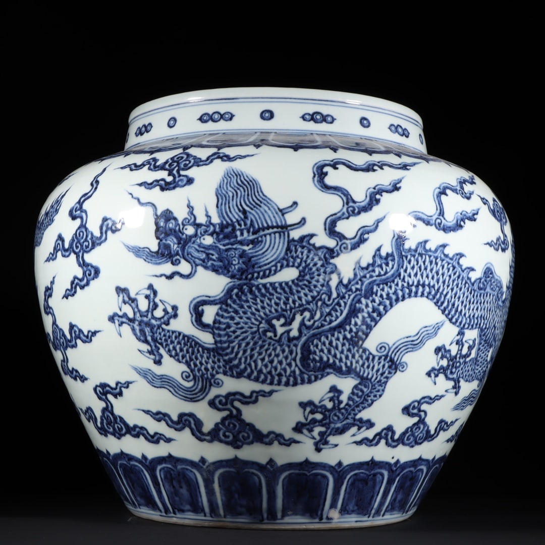 An Exquisite Blue and White Dragon Pattern Jar: An Exquisite Blue and White Dragon Pattern Jar Ming Dynasty, China Size:33.8cmx40cm (The Dimensions Of All Batches Are Manually Measured.If You Need More Detailed Information, Please Contact Our