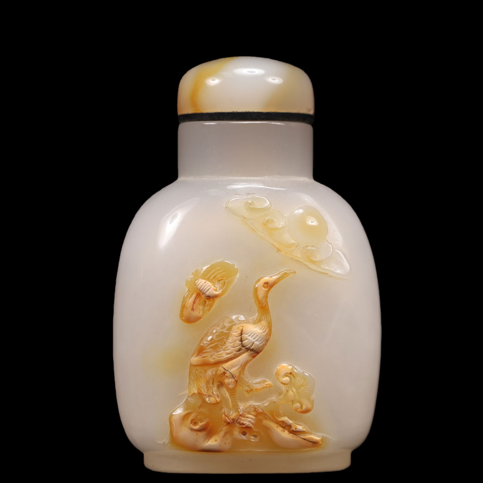 An Exquisite Agate Crane Pattern Snuff Bottle: An Exquisite Agate Crane Pattern Snuff Bottle Qing Dynasty, China Size:5cmx3cmx7.5cm Weight:80g (The Dimensions Of All Batches Are Manually Measured.If You Need More Detailed Information, Please Conta
