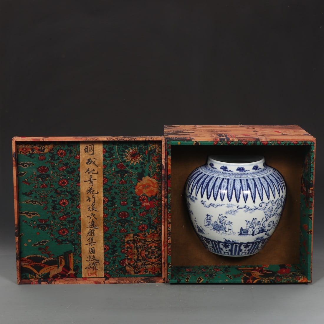 An Exquisite Blue and White Character and Story Pattern Jar: An Exquisite Blue and White Character and Story Pattern Jar Ming Dynasty, China Chenghua Six-character Mark Size:23cmx23.5cm (The Dimensions Of All Batches Are Manually Measured.If You Need More Detai