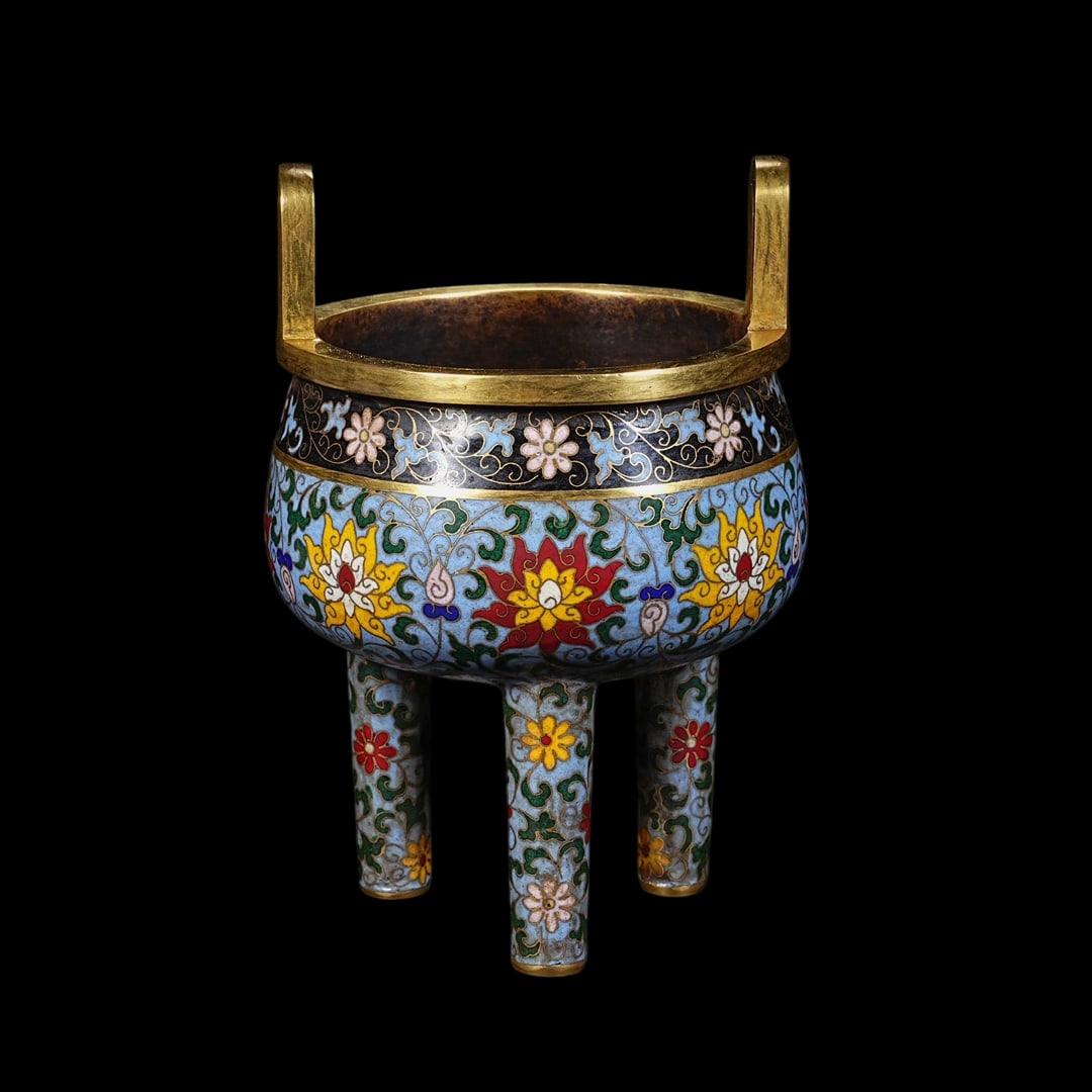 An Exquisite Cloisonne Lotus Pattern Double-Ears and Tripod Censer: An Exquisite Cloisonne Lotus Pattern Double-Ears and Tripod Censer Qing Dynasty, China Qianlong Four-character Mark Size:17.5cmx13cm Weight:1400g (The Dimensions Of All Batches Are Manually Measured.I