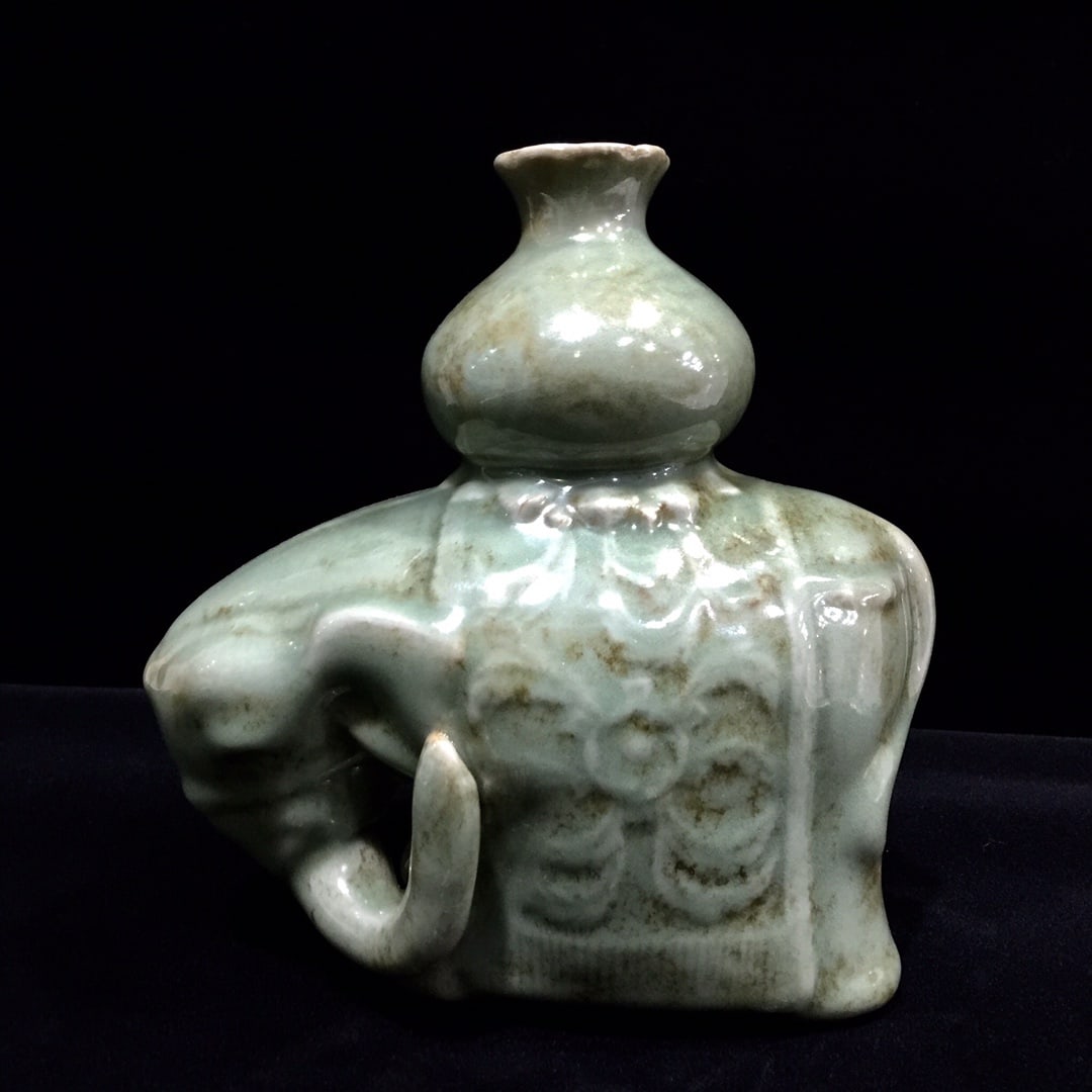 An Exquisite Longquan yao Elephant-Shaped Censer: An Exquisite Longquan yao Elephant-Shaped Censer Song Dynasty, China Size:22cmx17.5cm (The Dimensions Of All Batches Are Manually Measured.If You Need More Detailed Information, Please Contact Our Cus