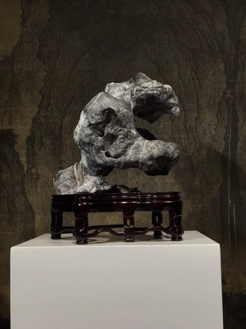 An Exquisite Lingbi Stone Ornament: An Exquisite Lingbi Stone Ornament Qing Dynasty, China Size:37cmx28cmx20cm (The Dimensions Of All Batches Are Manually Measured.If You Need More Detailed Information, Please Contact Our Customer Servi