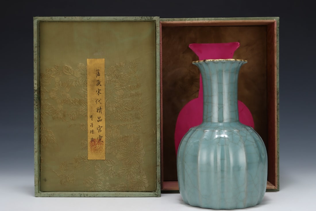 An Exquisite Guan yao Vase: An Exquisite Guan yao Vase Song Dynasty, China Size:22.7cmx14.5cm (The Dimensions Of All Batches Are Manually Measured.If You Need More Detailed Information, Please Contact Our Customer Service Before