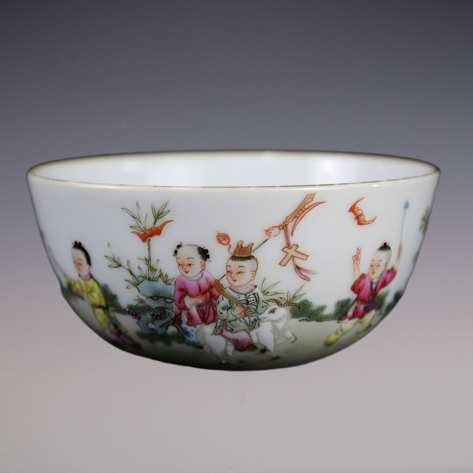 An Exquisite Famille-Rose Painted Gold Character and Story Pattern Cup: An Exquisite Famille-Rose Painted Gold Character and Story Pattern Cup Qing Dynasty, China Qianlong Six-character Mark Size:9cmx4.3cm (The Dimensions Of All Batches Are Manually Measured.If You Need M
