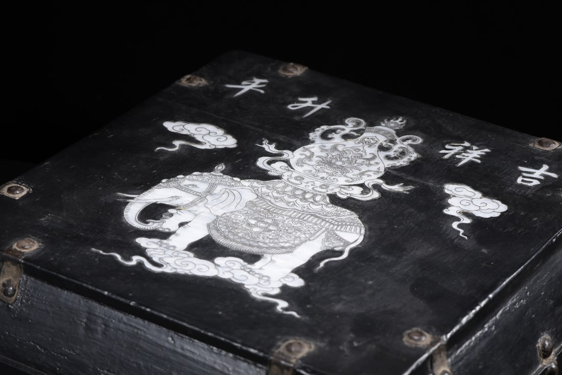 An Exquisite Black Lacquer Elephant Pattern Box - 4