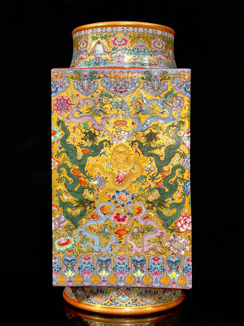 An Exquisite Famille-Rose Dragon Pattern Lotus Pattern Vase: An Exquisite Famille-Rose Dragon Pattern Lotus Pattern Vase Qing Dynasty, China Qianlong Six-character Mark Size:42.8cmx20.3cm (The Dimensions Of All Batches Are Manually Measured.If You Need More Det