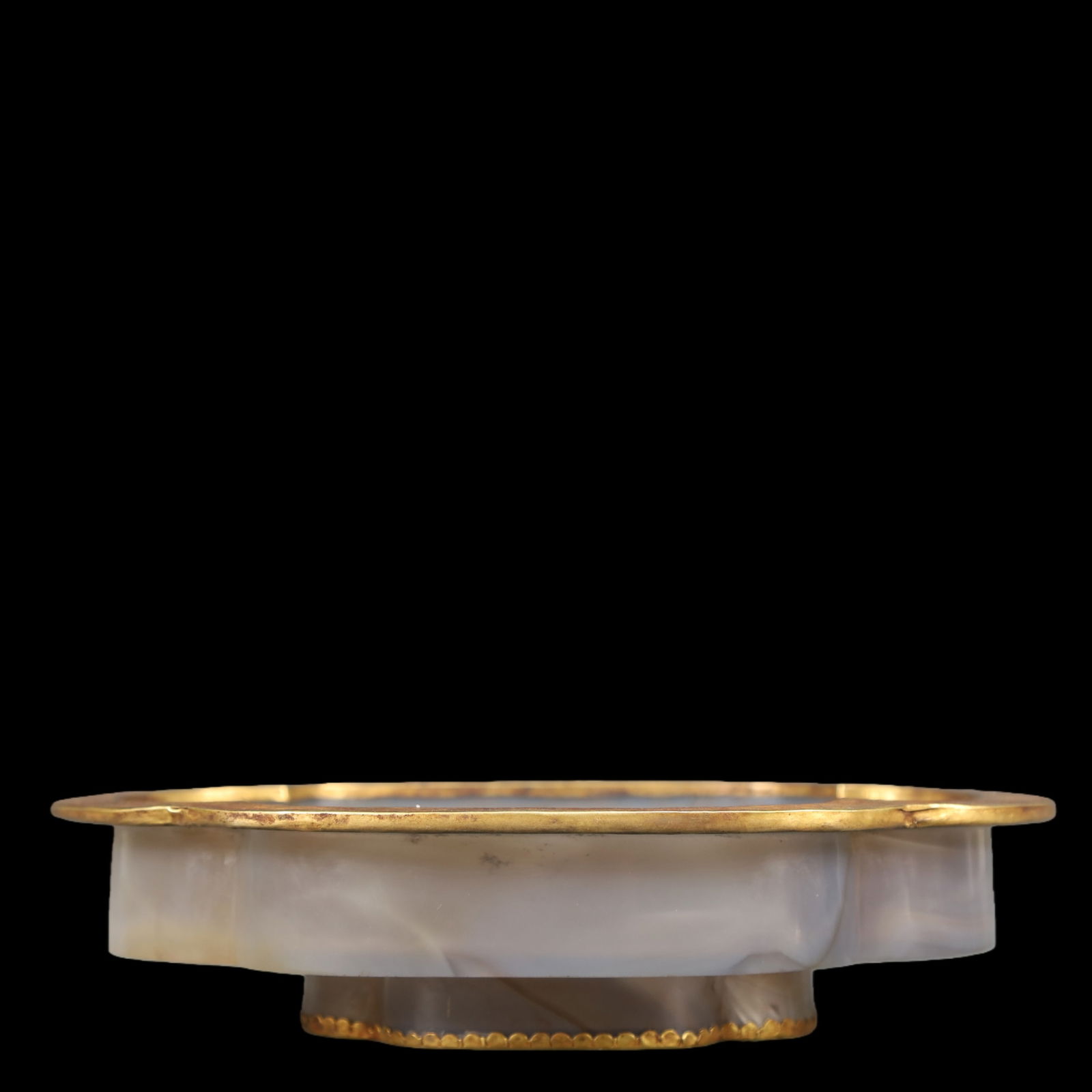A Exquisite Agate Outline in gold Lotus Pattern Plate: A Exquisite Agate Outline in gold Lotus Pattern Plate Qing Dynasty, China Size:19cmx14cmx4.5cm Weight:350g (The Dimensions Of All Batches Are Manually Measured.If You Need More Detailed Information, P
