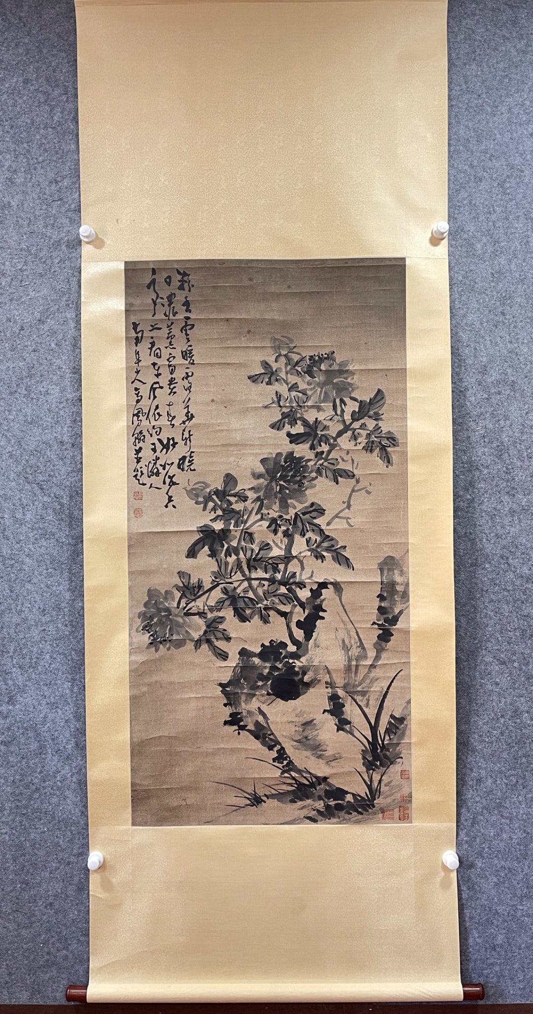 A Chinese Vertical Scroll Ink Painting of Flower on Paper: A Chinese Vertical Scroll Ink Painting of Flower on Paper Gao feng han Without frame Size:131cmx65cm (The Dimensions Of All Batches Are Manually Measured.If You Need More Detailed Information, Please