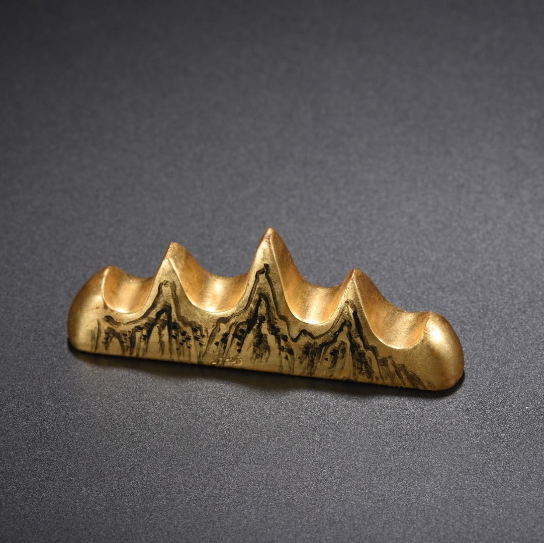 An Exquisite Black Lacquer Gilt Brush Holder: An Exquisite Black Lacquer Gilt Brush Holder Qing Dynasty, China Size:10cmx1.5cmx4cm Weight:37g (The Dimensions Of All Batches Are Manually Measured.If You Need More Detailed Information, Please Conta