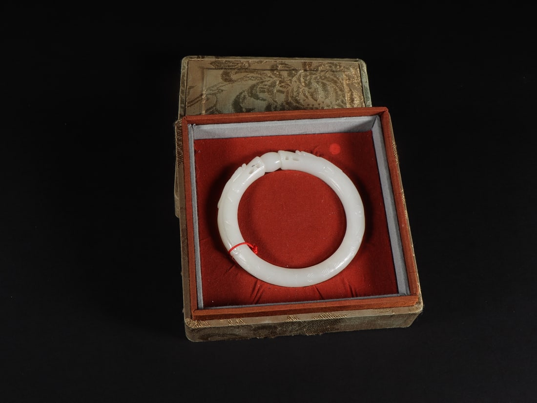 An Exquisite White Jade Dragon Pattern Bracelets (1 of 9)
