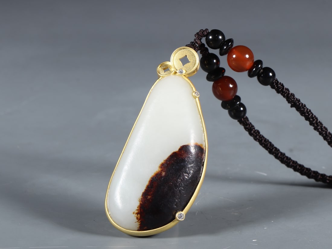 An Exquisite White Jade Painted Gold Pendant: An Exquisite White Jade Painted Gold Pendant Qing Dynasty, China Size:8.5cmx5.2cmx3.8cm Weight:37g (The Dimensions Of All Batches Are Manually Measured.If You Need More Detailed Information, Please Co