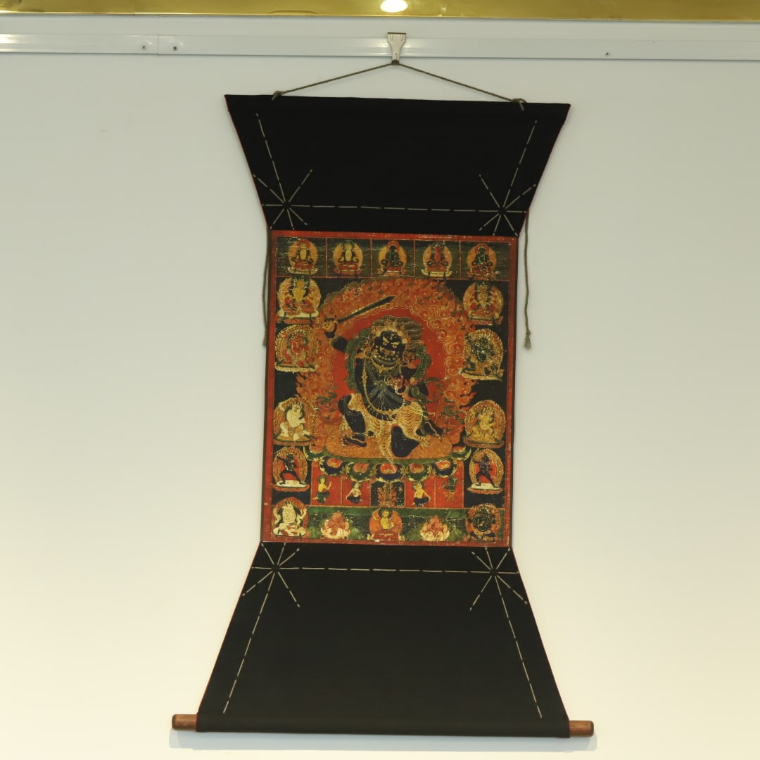 An Exquisite Kesi Buddha Statue Pattern Tangka: An Exquisite Kesi Buddha Statue Pattern Tangka Qing Dynasty, China Size:97cmx49.5cmx39.5cm (The Dimensions Of All Batches Are Manually Measured.If You Need More Detailed Information, Please Contact Ou