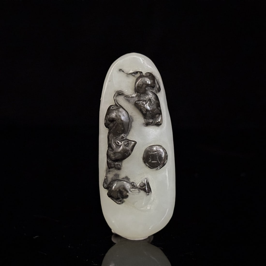 An Exquisite White Jade Mouse Pattern Ornament: An Exquisite White Jade Mouse Pattern Ornament Qing Dynasty, China Size:5.7cmx2.3cmx1.5cm Weight:34g (The Dimensions Of All Batches Are Manually Measured.If You Need More Detailed Information, Please