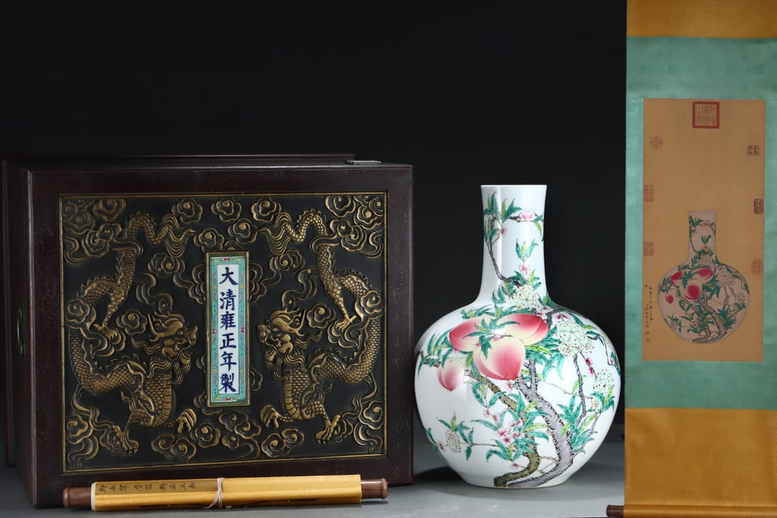 An Exquisite Famille-Rose Bats and Peach Pattern Vase: An Exquisite Famille-Rose Bats and Peach Pattern Vase Qing Dynasty, China Yongzheng Six-character Mark Without frame Size:75cmx35cm Size:54cmx39cm (The Dimensions Of All Batches Are Manually Measured.