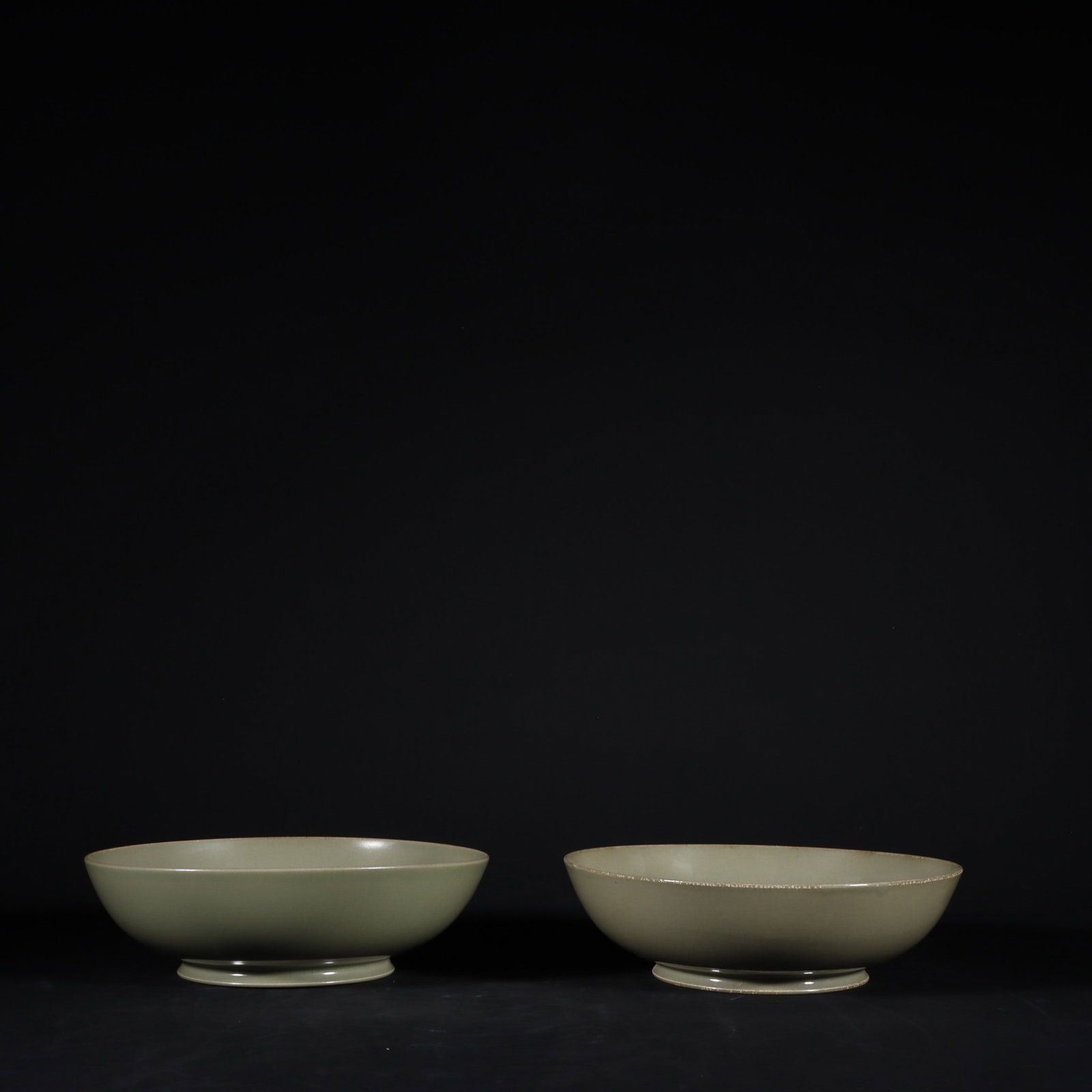 A Pair of Exquisite Yue yao Celadon Dragon Pattern Plate: A Pair of Exquisite Yue yao Celadon Dragon Pattern Plate Tang Dynasty, China Size:5.2cmx18cm (The Dimensions Of All Batches Are Manually Measured.If You Need More Detailed Information, Please Contact