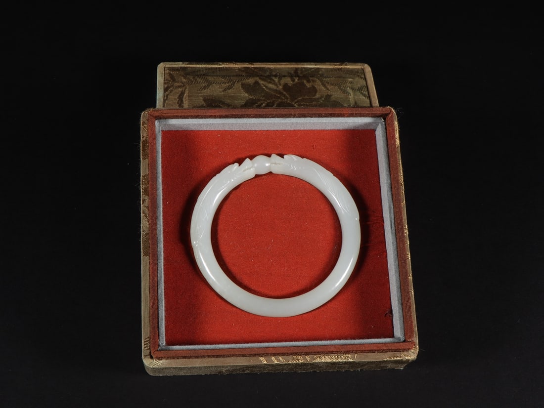 An Exquisite White Jade Dragon Pattern Bracelets (1 of 9)