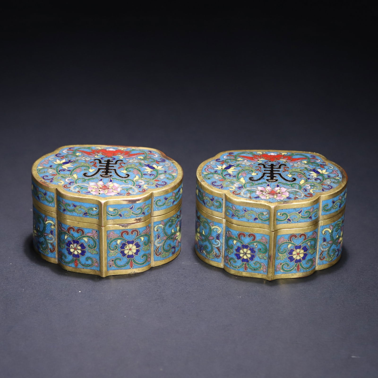A Pair of Exquisite Cloisonne Bats and Peach Pattern Lotus Pattern Box: A Pair of Exquisite Cloisonne Bats and Peach Pattern Lotus Pattern Box Qing Dynasty, China Qianlong Four-character Mark Size:4.3cmx7.3cmx5.5cm Weight:558.9g (The Dimensions Of All Batches Are Manually