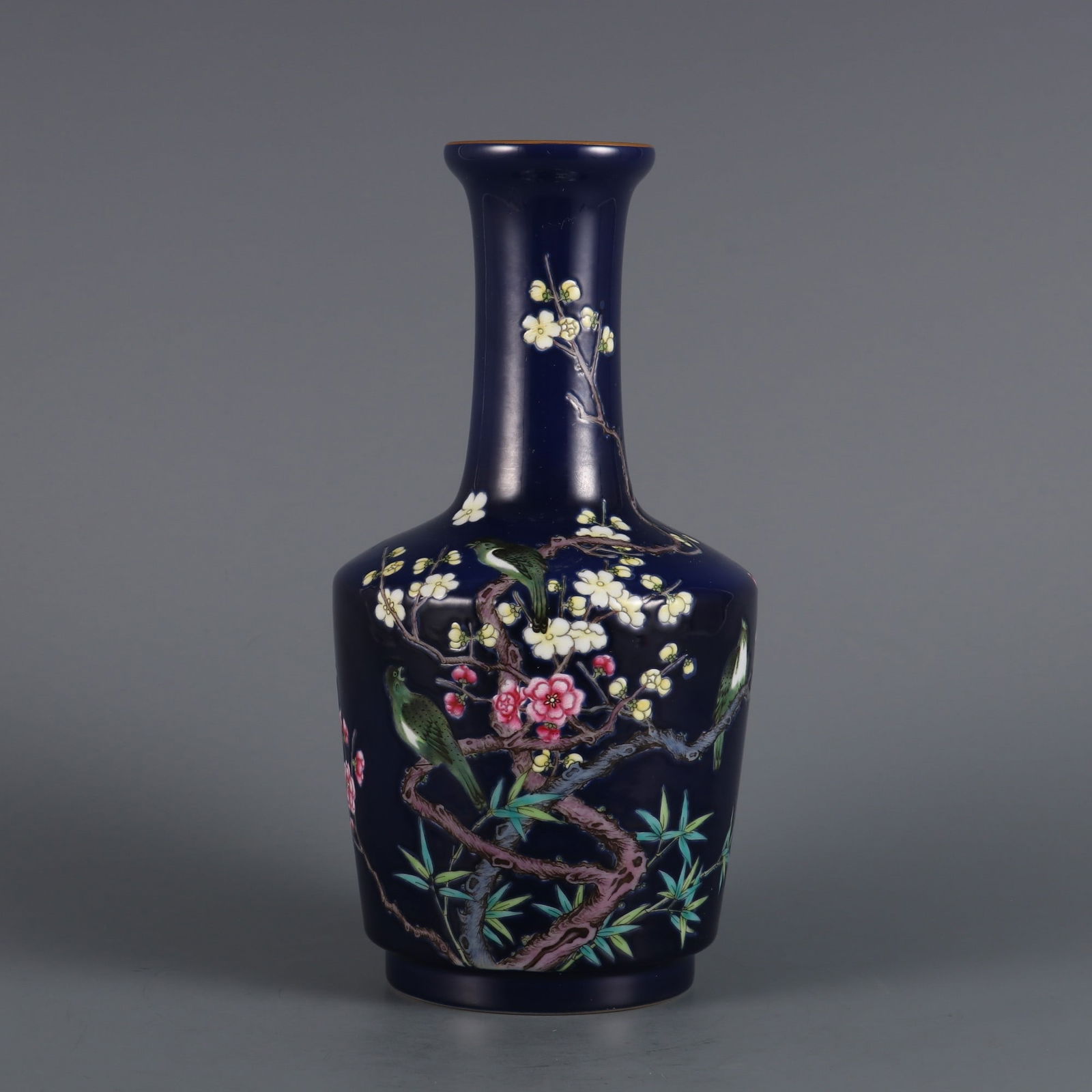 An Exquisite Enamel Flower and Bird Pattern Vase: An Exquisite Enamel Flower and Bird Pattern Vase Qing Dynasty, China Yongzheng Four-character Mark Size:21.5cmx10.5cm (The Dimensions Of All Batches Are Manually Measured.If You Need More Detailed Inf