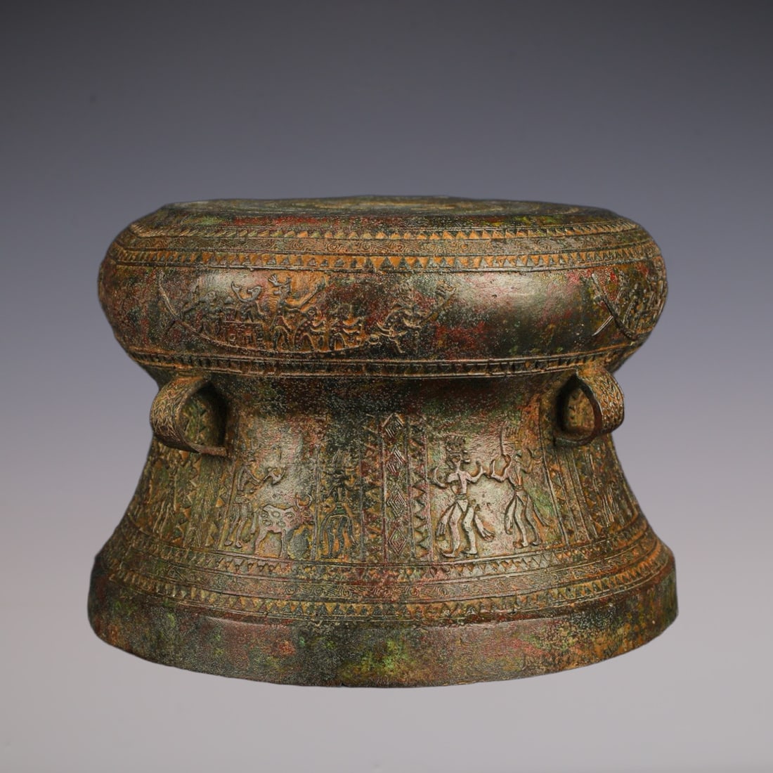 An Exquisite Bronze Hunting Pattern Ornament (1 of 9)