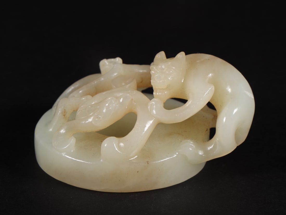 An Exquisite White Jade Chi-Dragon Pattern Ornament (1 of 9)