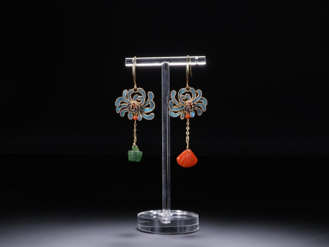 An Exquisite Gilt Bronze Inlaid Gems Earrings: An Exquisite Gilt Bronze Inlaid Gems Earrings Qing Dynasty, China Size:6.4cm (The Dimensions Of All Batches Are Manually Measured.If You Need More Detailed Information, Please Contact Our Customer Ser