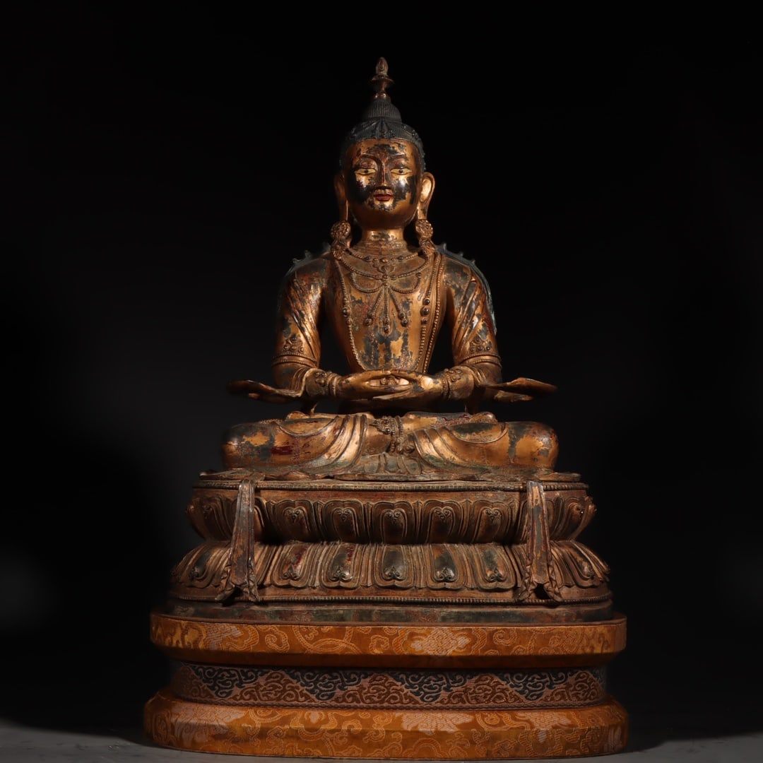 An Exquisite Gilt Bronze Statue of Amitayus: An Exquisite Gilt Bronze Statue of Amitayus Ming Dynasty, China Size:51cmx37cmx24cm Weight:13kg (The Dimensions Of All Batches Are Manually Measured.If You Need More Detailed Information, Please Conta