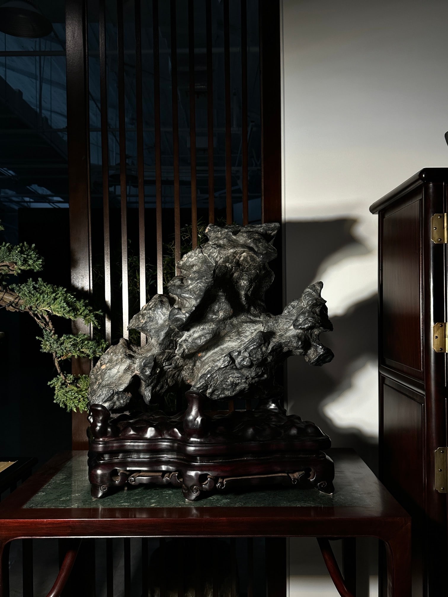 An Exquisite Lingbi Stone Ornament: An Exquisite Lingbi Stone Ornament Qing Dynasty, China Size:58cmx56cmx30cm (The Dimensions Of All Batches Are Manually Measured.If You Need More Detailed Information, Please Contact Our Customer Servi