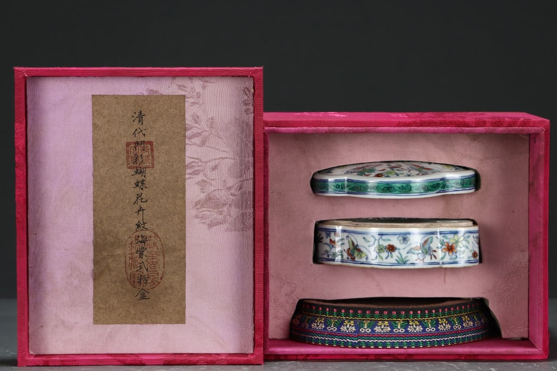 An Exquisite Doucai Flower and Butterfly Pattern Box (1 of 9)