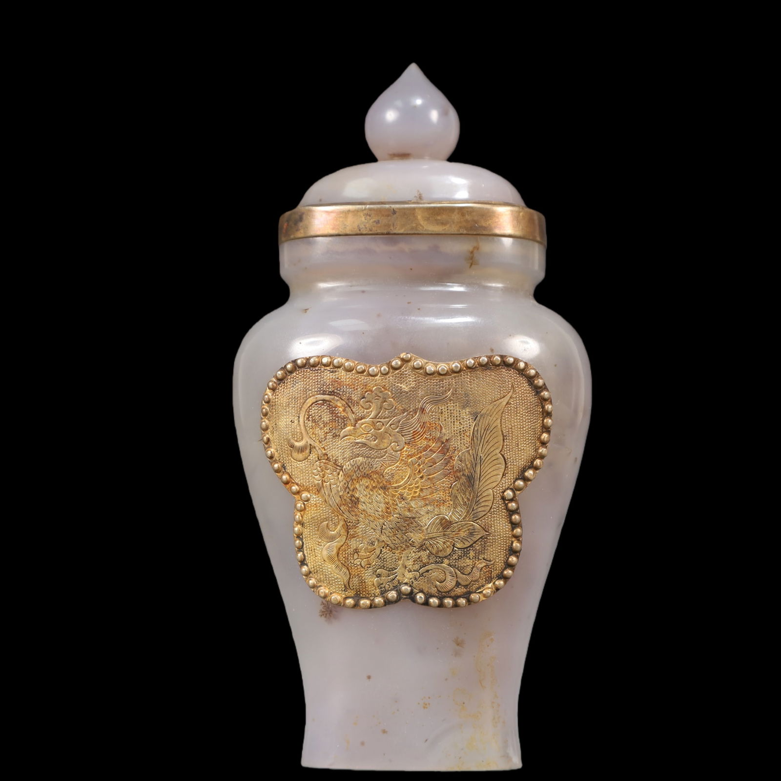 A Exquisite Agate Outline in gold Phoenix Pattern Vase: A Exquisite Agate Outline in gold Phoenix Pattern Vase Qing Dynasty, China Size:7cmx5cmx14cm Weight:200g (The Dimensions Of All Batches Are Manually Measured.If You Need More Detailed Information, Ple
