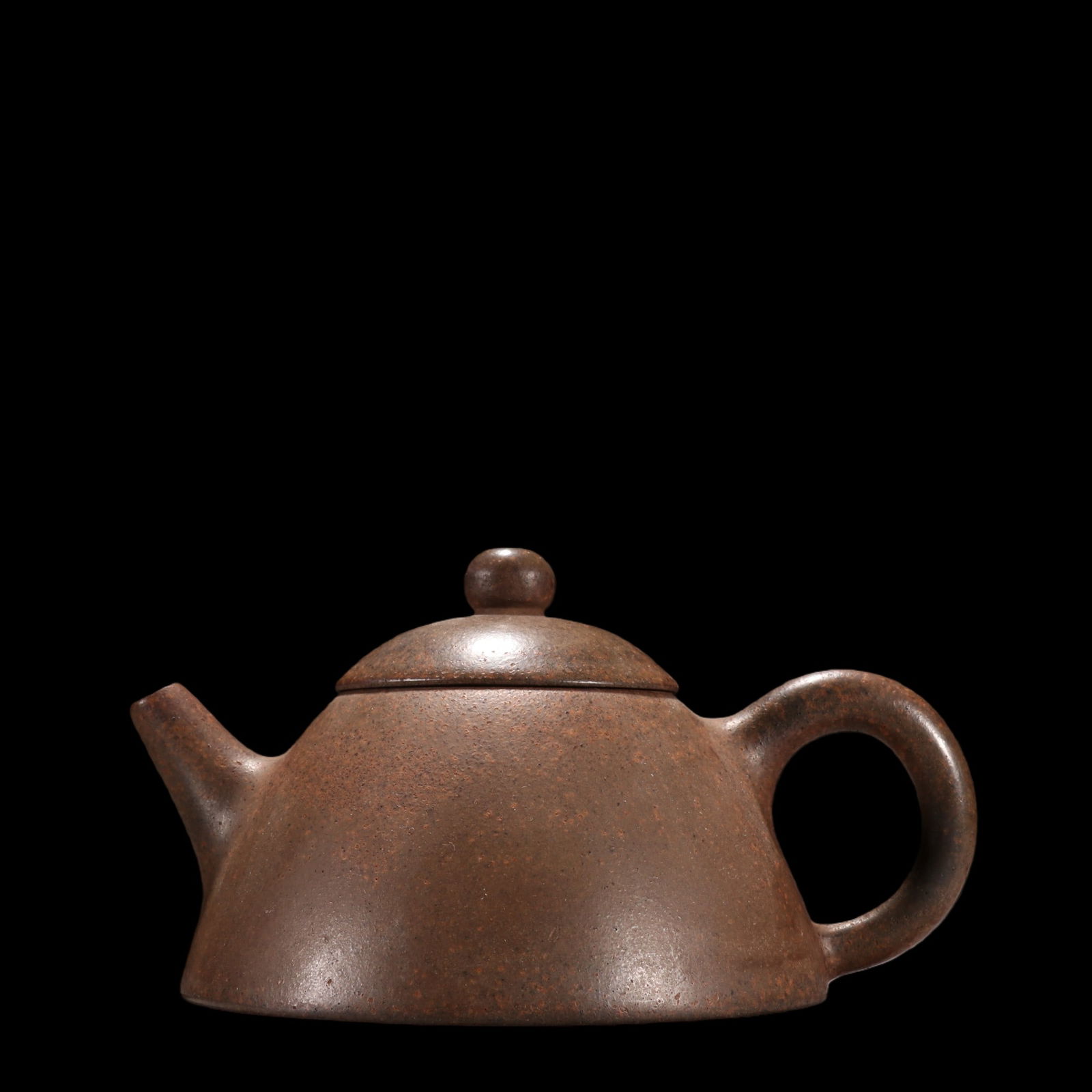 An Exquisite Purple Sands Teapot: An Exquisite Purple Sands Teapot Qing Dynasty, China Size:8.2cmx14.9cm (The Dimensions Of All Batches Are Manually Measured.If You Need More Detailed Information, Please Contact Our Customer Service B