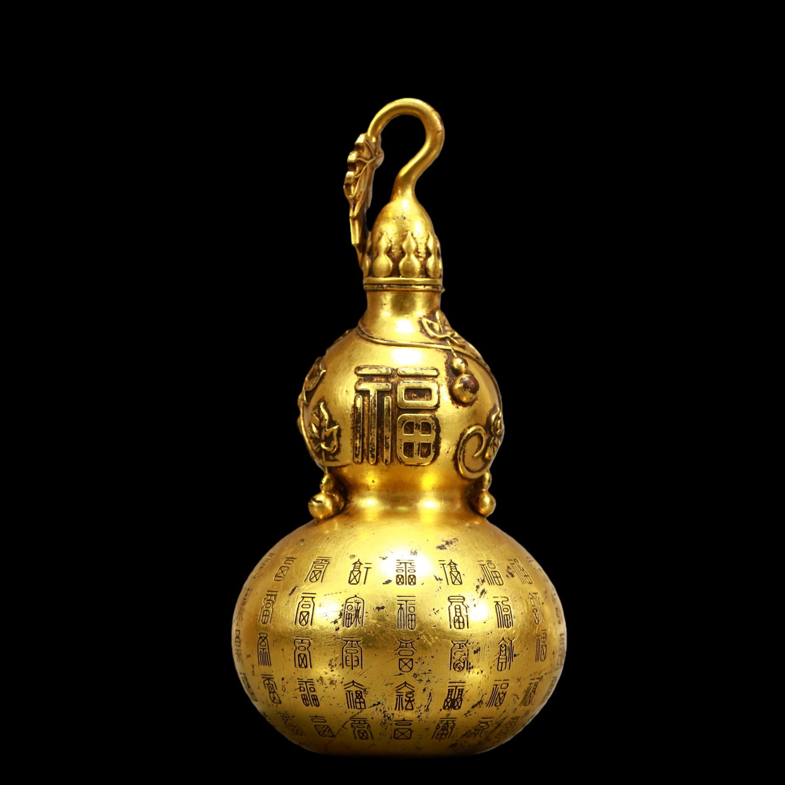 A Exquisite Gilt Bronze Flower and Fruit Pattern Gourd-Shaped Vase: A Exquisite Gilt Bronze Flower and Fruit Pattern Gourd-Shaped Vase Qing Dynasty, China Size:16cmx7.5cm Weight:700g (The Dimensions Of All Batches Are Manually Measured.If You Need More Detailed