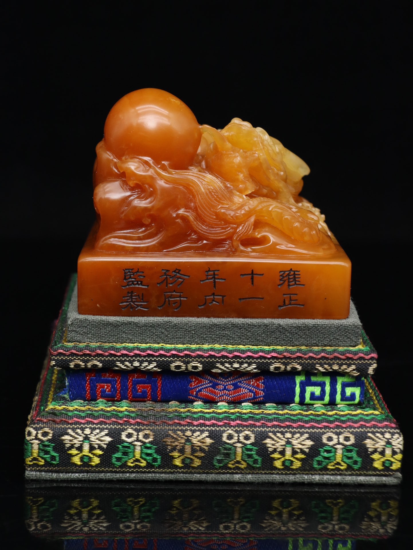 An Exquisite Tianhuang Stone Dragon Pattern Seal Ornament: An Exquisite Tianhuang Stone Dragon Pattern Seal Ornament Qing Dynasty, China Size:6cmx7cmx7cm Weight:445g (The Dimensions Of All Batches Are Manually Measured.If You Need More Detailed Information, P