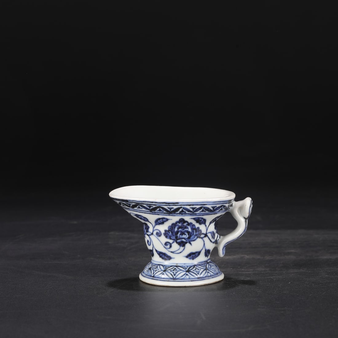 A blue and white entwined floral cup made in the Xuande period of the Ming Dynasty: The blue and white entwined flower pattern cup made in the Xuande year of the Ming Dynasty Size:H:7cmCalibre:10cm (The Dimensions Of All Batches Are Manually Measured.If You Need More Detailed Informa
