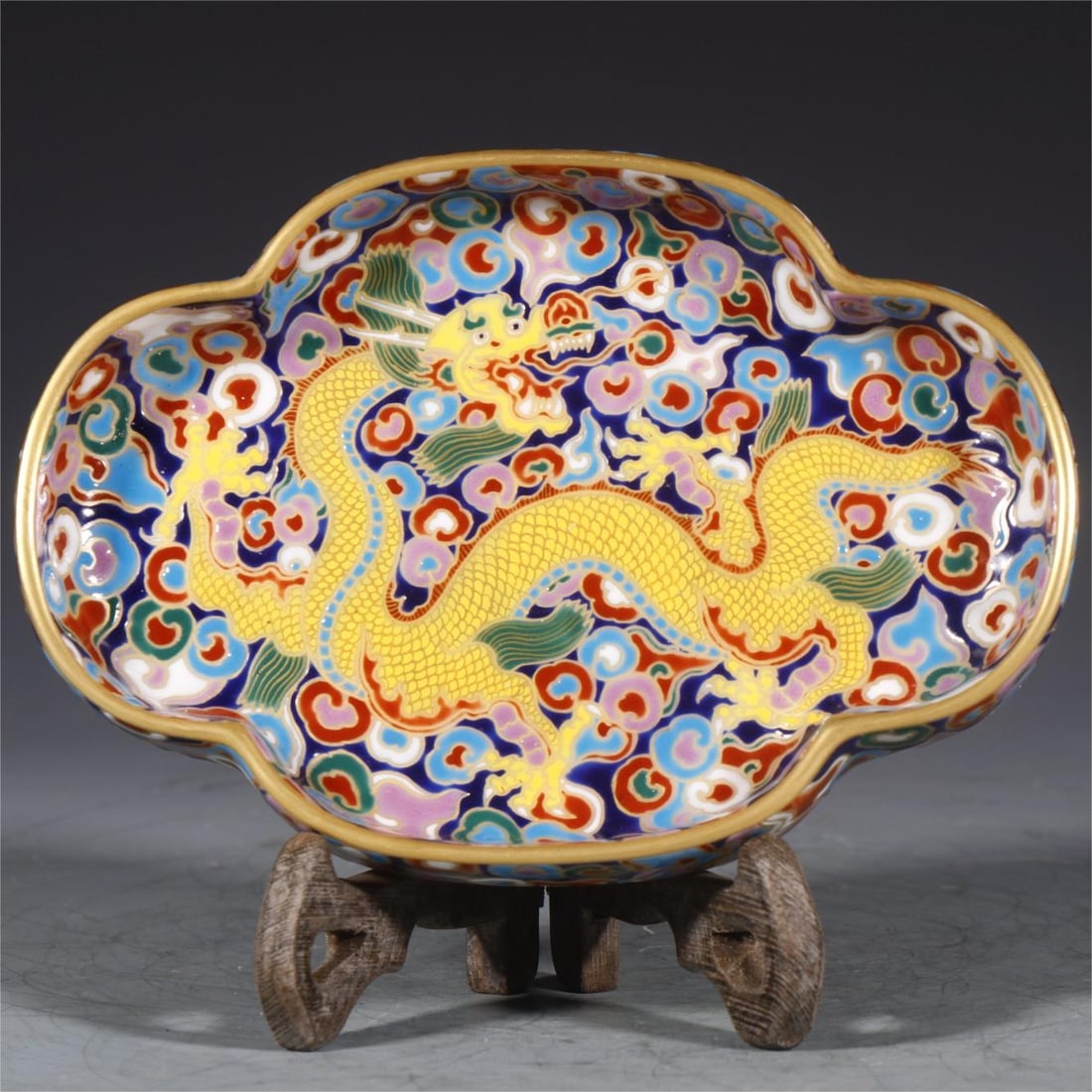 A gold silk enamel dragon pattern teapot made in the Qianlong period of the Qing Dynasty (1 of 9)