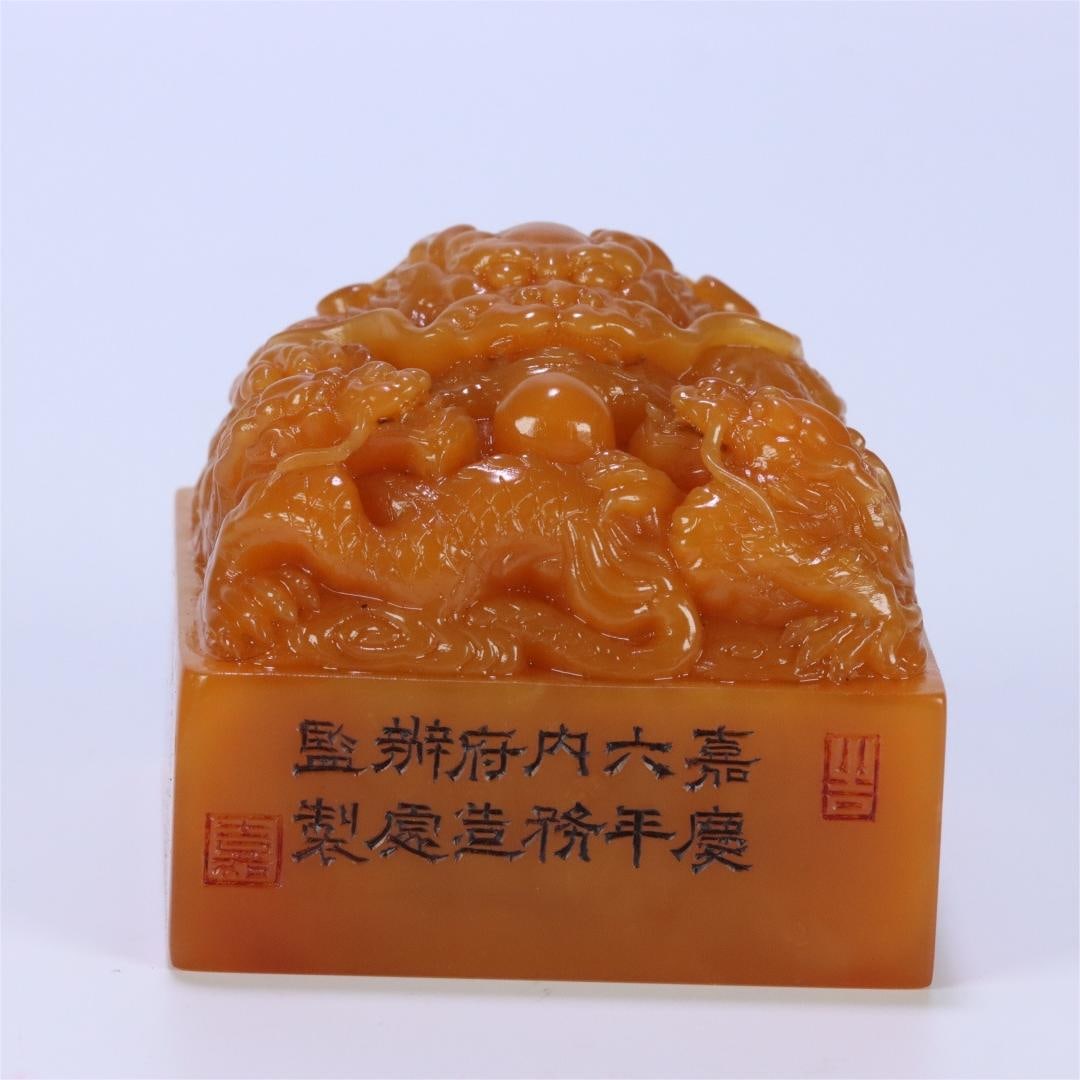 A beautiful Shoushan Tian Huanglong button seal (1 of 9)