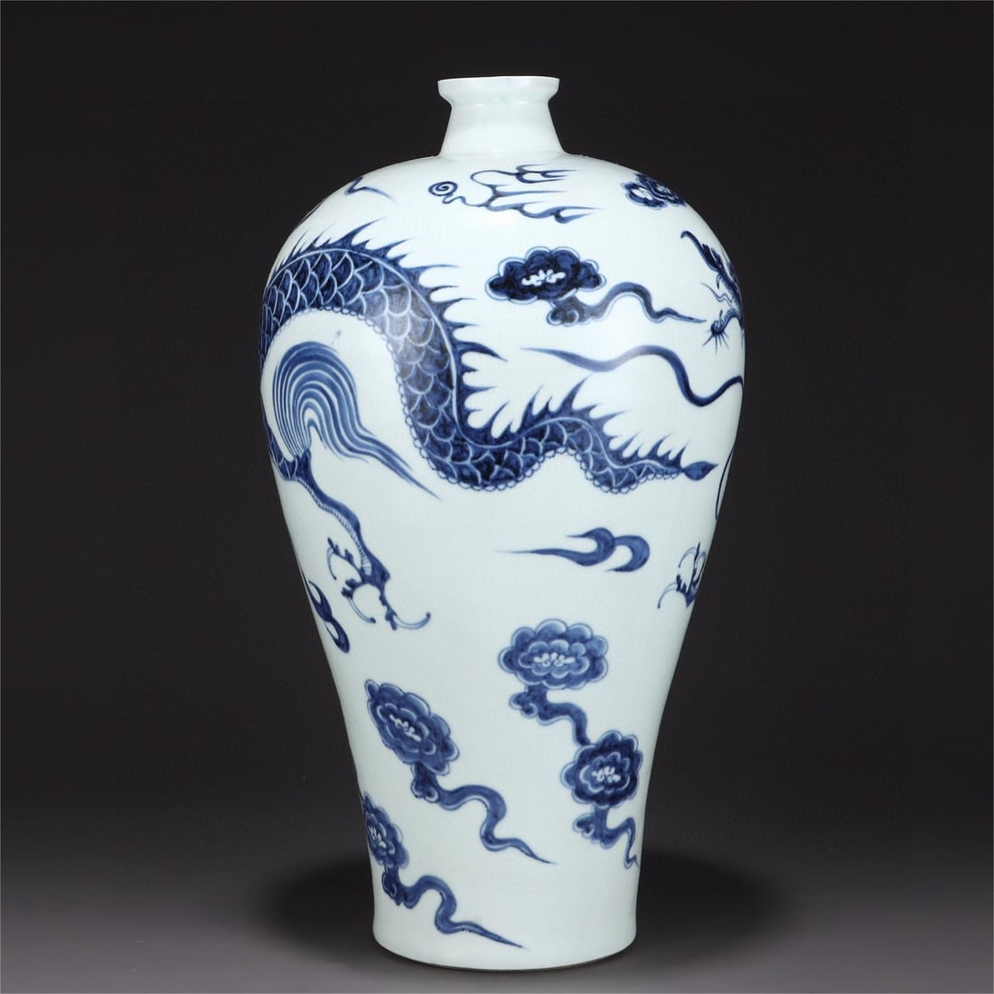 A blue and white cloud dragon pattern plum vase from the Yuan Dynasty (1 of 8)