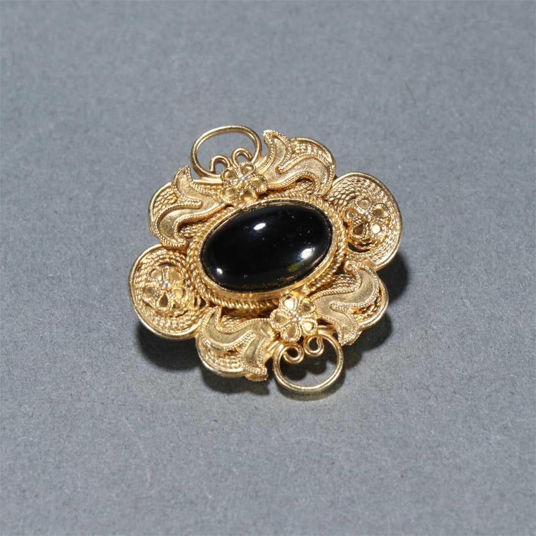 A fine silver-gilt tourmaline back cloud: Exquisite silver-gilt tourmaline back clouds Size:W:2.9×2.9cmW:10g (The Dimensions Of All Batches Are Manually Measured.If You Need More Detailed Information, Please Contact Our Customer Service Befo