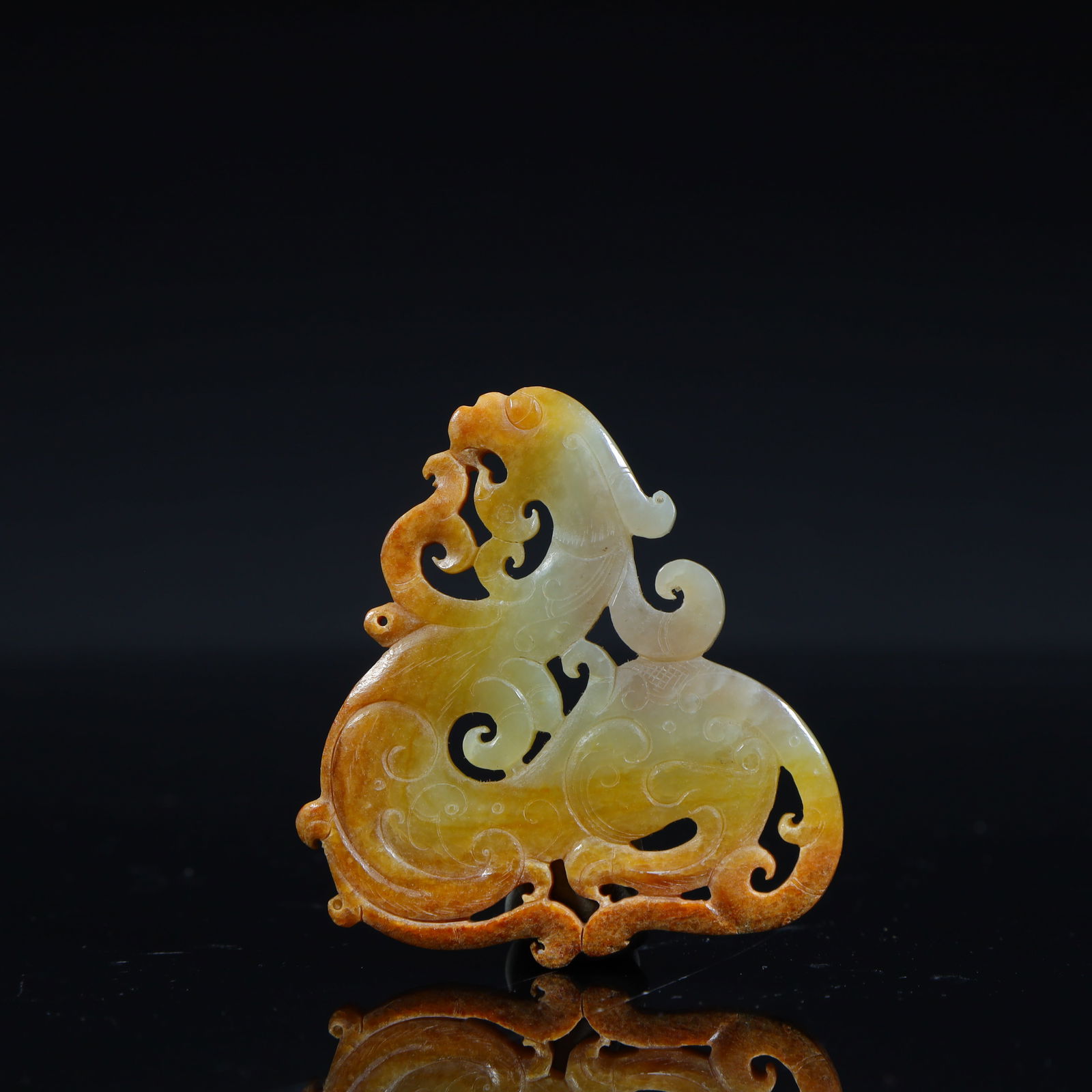A Qing Dynasty Hetian jade color dragon pattern pendant: Qing Dynasty Hetian jade color dragon pattern pendant Size:H:5.5cmW:5.3cmW:20.4g (The Dimensions Of All Batches Are Manually Measured.If You Need More Detailed Information, Please Contact Our Customer