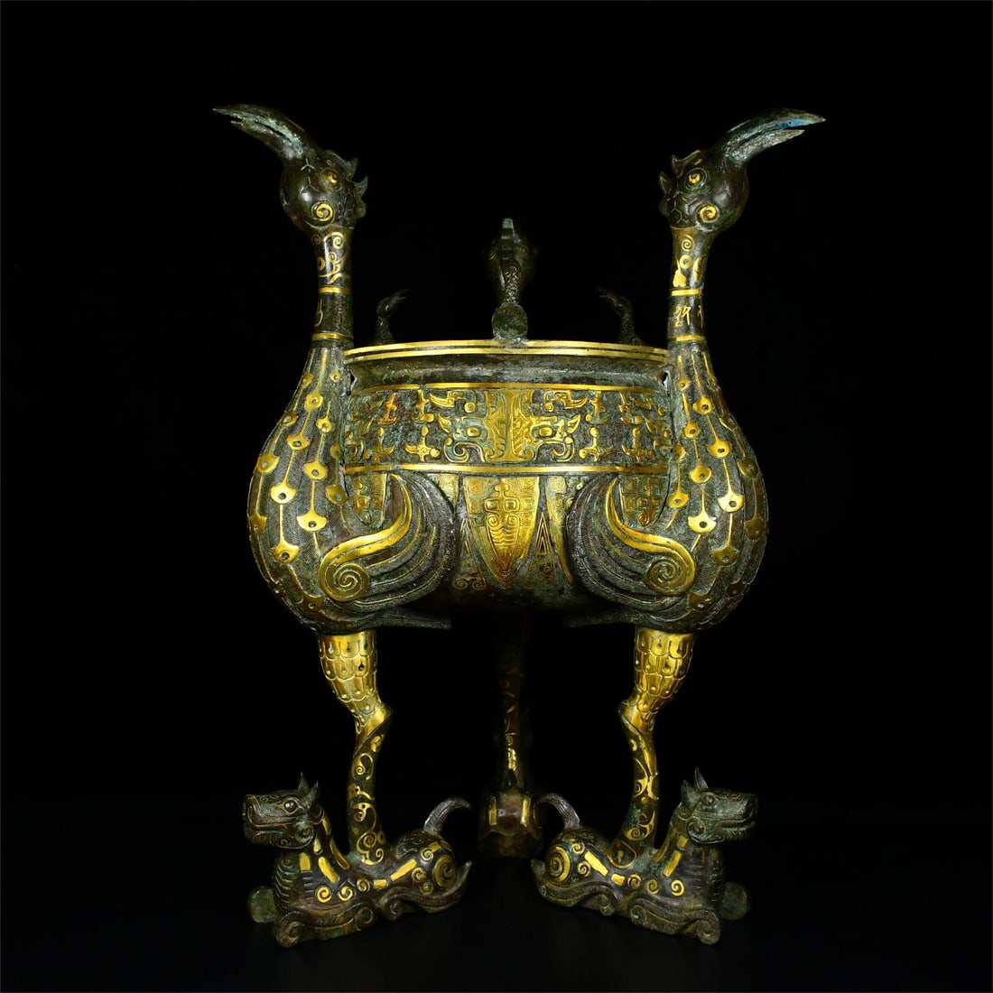 A bronze golden crane tripod from the Warring States period: The bronze golden crane tripod of the Warring States period Size:H:56cmW:42cmW:13.4kg (The Dimensions Of All Batches Are Manually Measured.If You Need More Detailed Information, Please Contact Our Cus