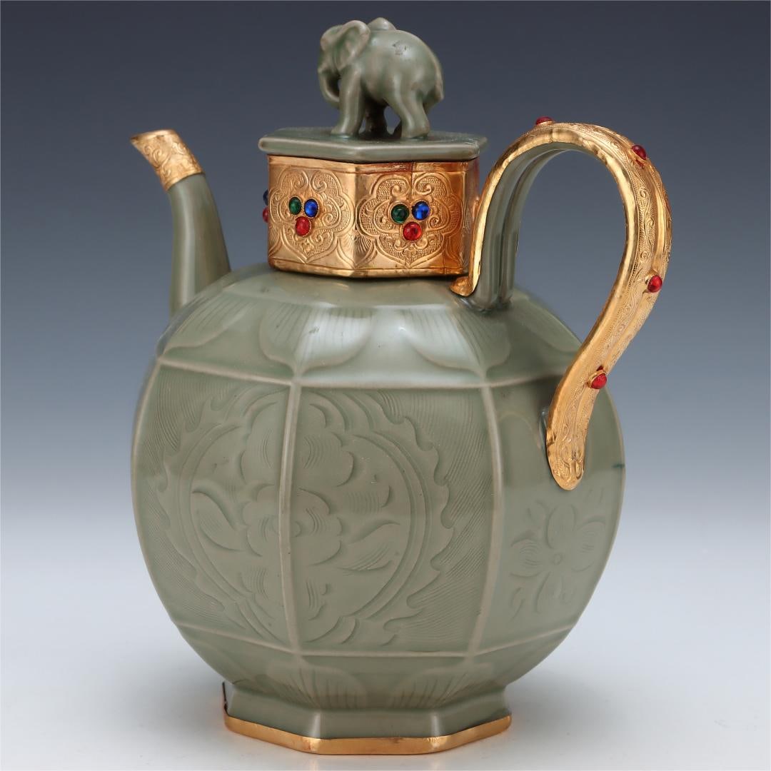 A gold-clad carved carved pot of the Yue kiln in the Song Dynasty: The Song Dynasty Yue kiln is engraved with gold carvings and carved pots Size:H:22cmBellydiameter:20.5cm (The Dimensions Of All Batches Are Manually Measured.If You Need More Detailed Information, Ple