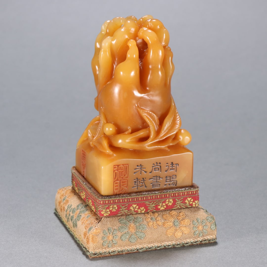 A seal of the Tian Huangshi Buddha's hand button from the Qing Dynasty: Qing Dynasty's Tian Huangshi Buddha's hand button seal Size:H:8.6cmW:4.7cmW:273.5g (The Dimensions Of All Batches Are Manually Measured.If You Need More Detailed Information, Please Contact Our Custom