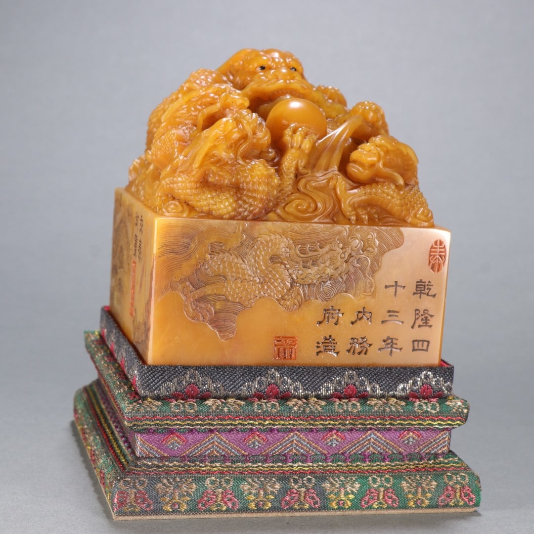 A Qing Dynasty Tian Huang Shilong button seal (1 of 9)