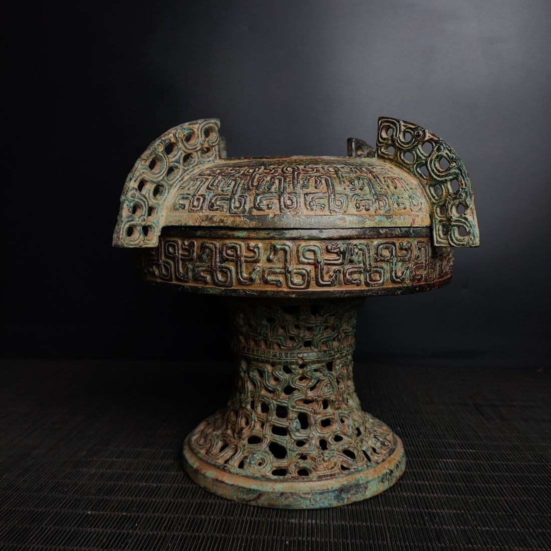 A bronze hollow round bean from the Warring States period (1 of 9)