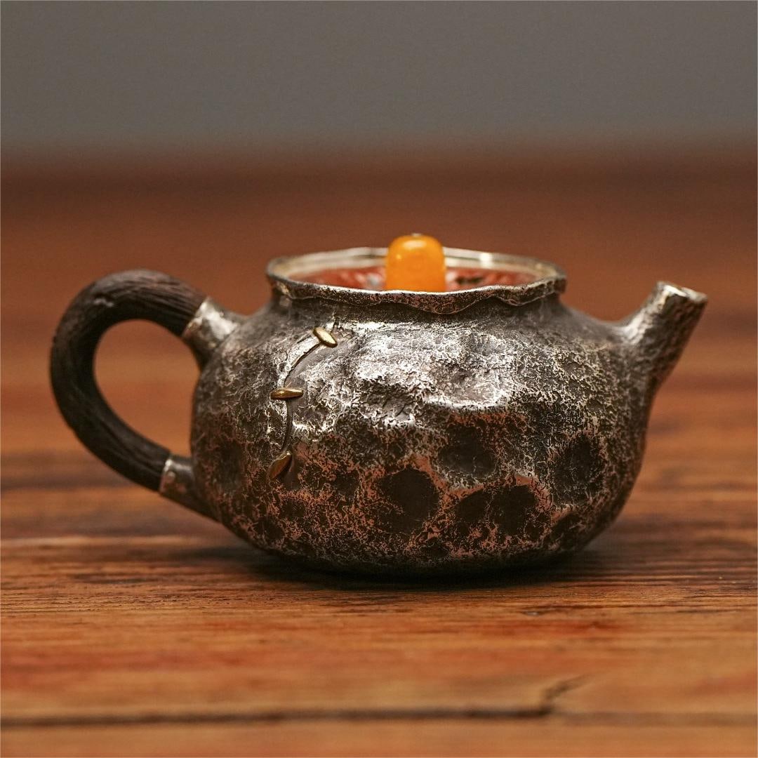 A fine Japanese silver pot: Exquisite Japanese silver pot Size:11x6cmW:135g (The Dimensions Of All Batches Are Manually Measured.If You Need More Detailed Information, Please Contact Our Customer Service Before Bidding.)